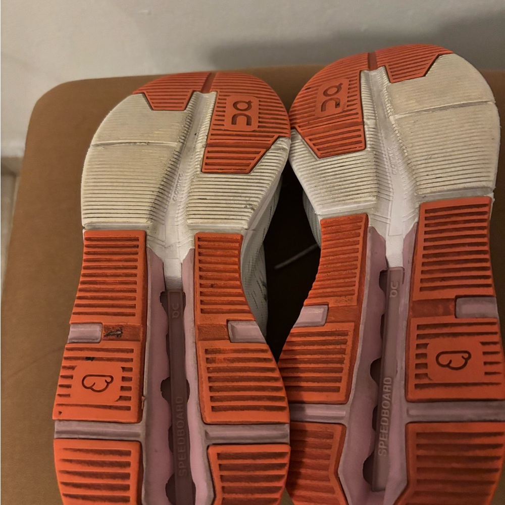 Perfect For walking and running, the brand is On cloud - Picture 6 of 7